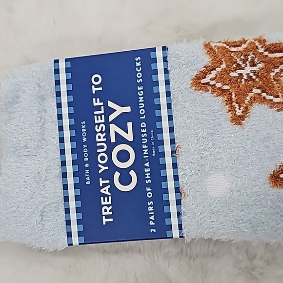 Bath and Body Works Shea-Infused Lounge Socks 2 pairs Gingerbread & Blue & White - Picture 2 of 3